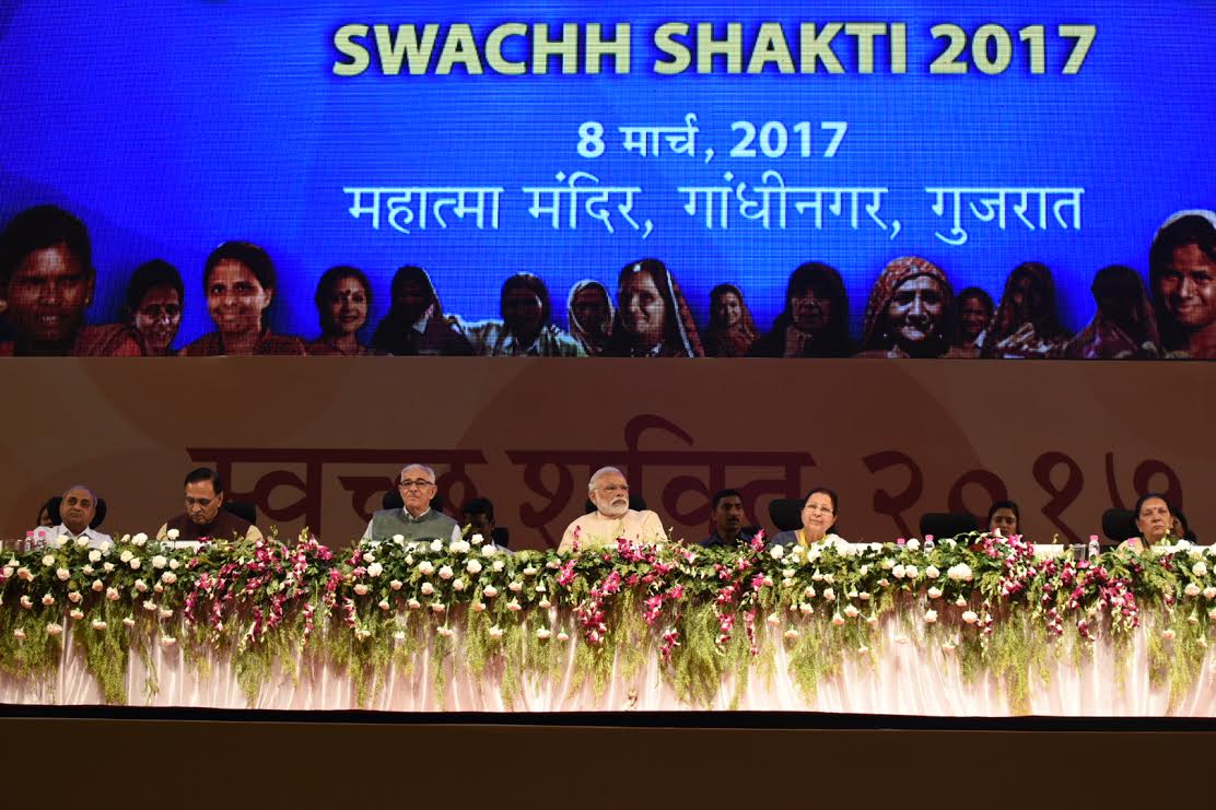 स्वच्छता की दिशा में बेहतर काम कर सकती हैं महिला सरपंच: मोदी
