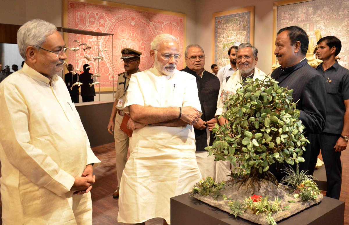 प्रधानमंत्री के साथ बिहार म्यूजियम का भ्रमण करते नीतीश कुमार