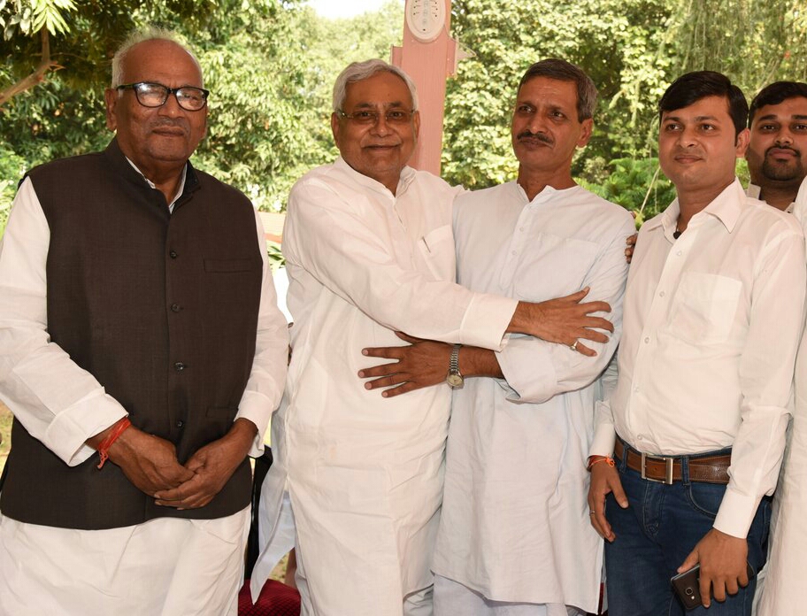 नीतीश कुमार के अाह्वान पर लड़के के पिता ने दहेज की राशि लौटाई