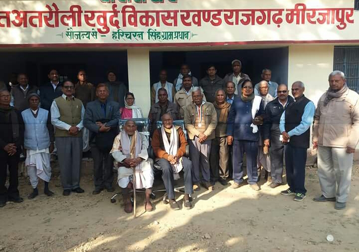 मिर्जापुर के राजगढ़ में बुजुर्गों ने दी तिरंगा को सलामी