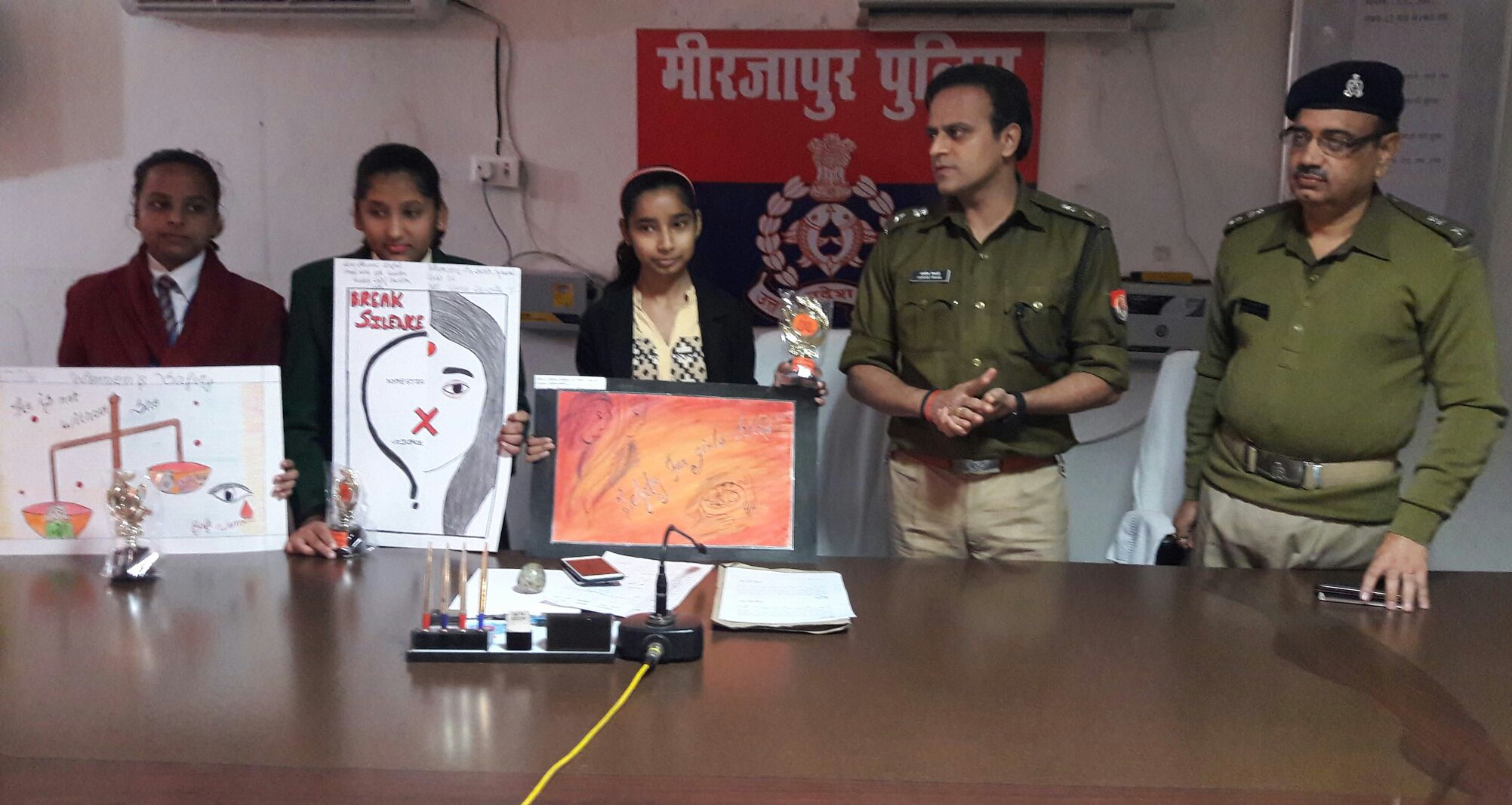 प्रतियोगिता में फर्स्ट, सेकेंड, थर्ड आये मेधावी बच्चे बने एक दिन का कोतवाल