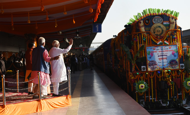 वाराणसी से पटना के लिए चली जनशताब्दी एक्सप्रेस, पीएम ने दिखाई हरी झंडी