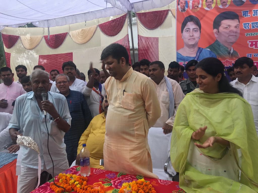 ताऊ का आशीर्वाद लेकर अनुप्रिया पटेल ने की 2019 का शंखनाद