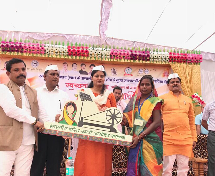 अनुप्रिया पटेल ने 44 महिलाओं को वितरित किया सोलर चरखा