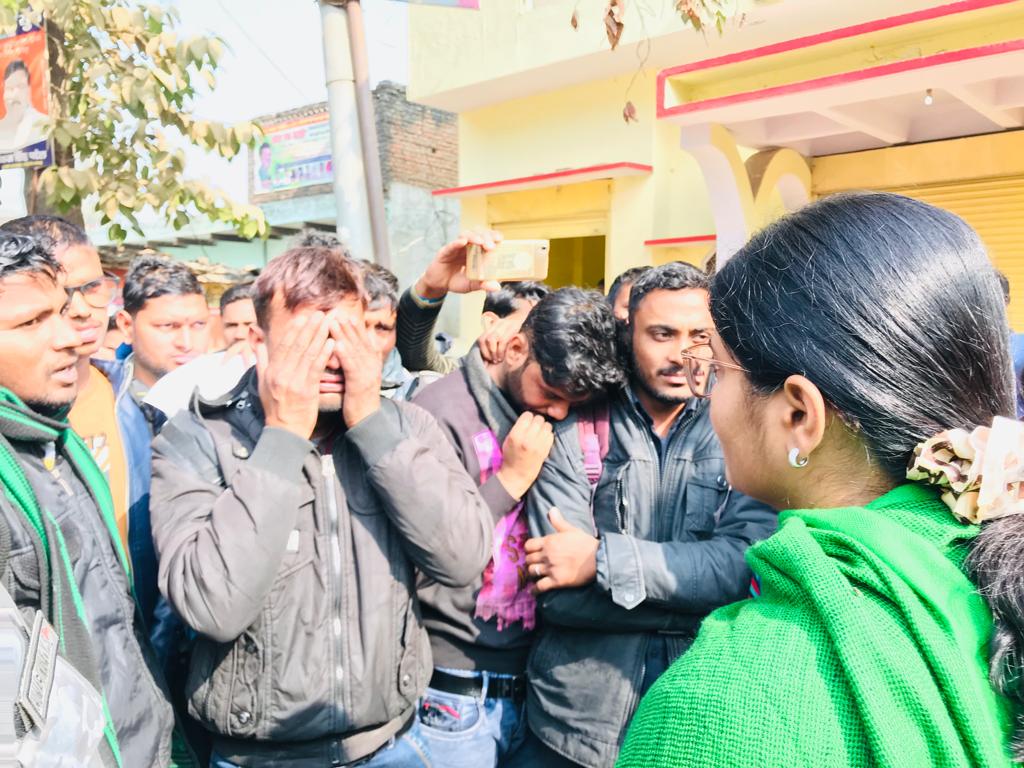 सरकार योगी की, लेकिन अनुप्रिया पटेल से न्याय की गुहार लगा रहे हैं ओबीसी छात्र