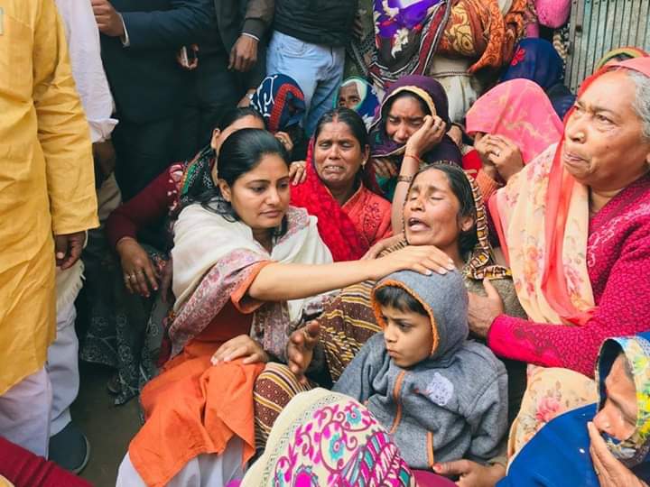 पुलवामा में शहीद जवानों के परिजनों को एक महीने का वेतन देंगी केंद्रीय मंत्री अनुप्रिया पटेल